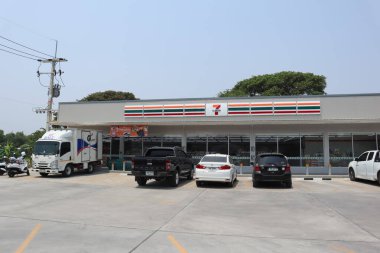 Chiangmai, Tayland - 31 Mart 2024: 7-11 mağazası. 121 numaralı yoldaki mekan. Chiangmai şehrinden yaklaşık 6 km uzakta. Chiangmai, Tayland.