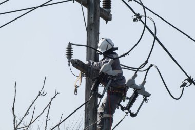 Chiangmai, Tayland - 8 Şubat 2024: Yeni kablo için çalışan elektrik teknisyeni. Tayland İl İl Yönetimi Ekibi.