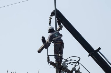 Chiangmai, Tayland - 8 Şubat 2024: Yeni kablo için çalışan elektrik teknisyeni. Tayland İl İl Yönetimi Ekibi.