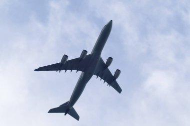 Chiangmai, Tayland - 26 Temmuz 2024: Kraliyet Tayland Hava Kuvvetleri 'nden HS-TYV Airbus A340-500. Chiangmai Havaalanı 'ndan havalan..