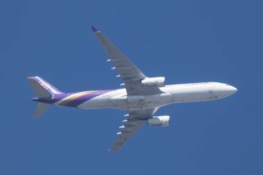 Chiangmai, Tayland - Ocak 12024: HS-TEN Airbus A330-300 Thaiairway. Chiangmai havaalanından Bangkok 'a hareket et..