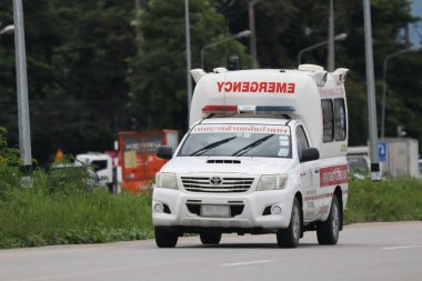 Chiangmai, Tayland - 3 Ekim 2024: San Kam Peng Alt Bölge Yönetim Örgütü ambulans aracı. Fotoğraf 121 numaralı yolda, Chiangmai, Tayland 'a 8 km uzaklıkta..