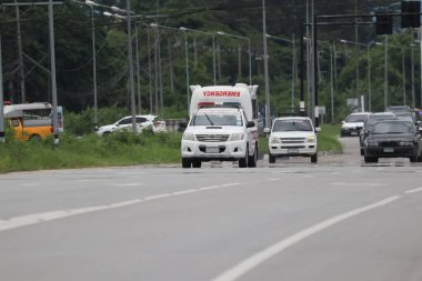 Chiangmai, Tayland - 3 Ekim 2024: San Kam Peng Alt Bölge Yönetim Örgütü ambulans aracı. Fotoğraf 121 numaralı yolda, Chiangmai, Tayland 'a 8 km uzaklıkta..