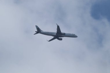 Chiangmai, Tayland - 19 Temmuz 2024: Myanmar Havayolları 'nın XY-ALO plakalı Embraer E190LR. Chiangmai Havaalanı 'ndan Yangoon' a hareket edin..