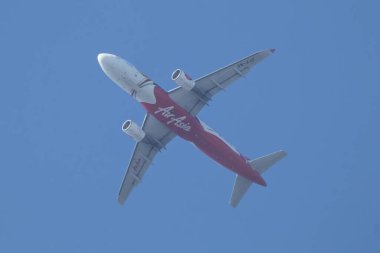 Chiangmai, Tayland - 6 Ocak 2024: 9M-AJD Airbus A320-200 Airasia. Chiangmai havaalanından Kuala lumpur, Malezya 'ya.