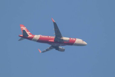 Chiangmai, Tayland - 11 Şubat 2024: 9M-AGM Airbus A320-200 Airasia. Chiangmai havaalanından Kuala lumpur, Malezya 'ya.