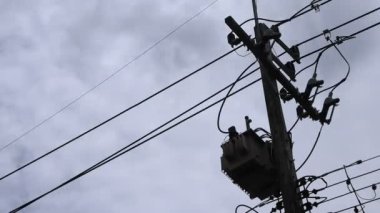 Gökyüzü arka planına sahip elektrik hattının zamanlamasını ayarla