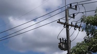 Gökyüzü arka planına sahip elektrik hattının zamanlamasını ayarla