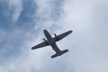 Chiangmai, Tayland - 22 Mayıs 2024: CASA 212-300 of KASET, Royal Rainmaking ve Tarım Havacılık Bürosu. Chiangmai şehrinin üzerinden uç..