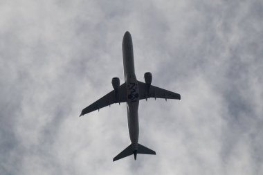 Chiangmai, Tayland - 17 Ağustos 2024: Myanmar Havayolları 'nın XY-ALP plakalı Embraer E190LR. Chiangmai Havaalanı 'ndan Yangoon' a hareket edin..