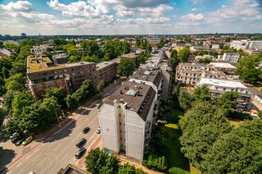 Güneşli bir yaz gününde Almanya 'nın Hamburg kentinin canlı mimarisini ve yeşilliğini gösteren çarpıcı bir hava çekimi..