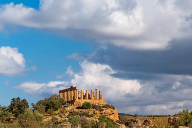 Tapınaklar Vadisi 'nin çarpıcı arkeolojik mekanını keşfetmek, Sicilya' daki manzaralı antik Yunan mimarisini sergilemek..