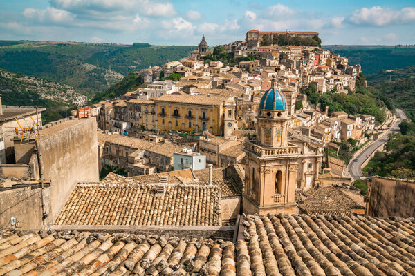 Захватывающий дух вид на древний сицилийский город, представляющий очаровательную архитектуру и живописные пейзажи.