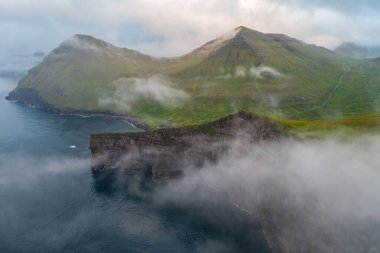 Yazın sonunda çekilen, Faroe Adaları 'ndaki dramatik uçurumların ve canlı yeşil manzaraların nefes kesici görüntüsü..