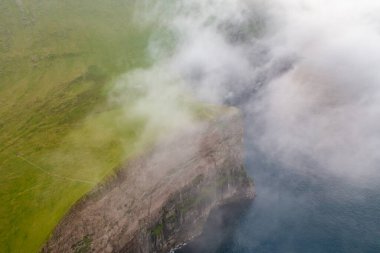 Sisin içinde gizlenmiş volkanik kayalıkların çarpıcı drone görüntüsü, Faroe Adaları 'nın yaz sonundaki nefes kesici güzelliğini gözler önüne seriyor..