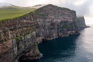 İnsansız hava aracı yaz sonlarında Faroe Adaları kıyı şeridi boyunca dramatik uçurumları yakalıyor. Doğa aşıkları ve seyahat meraklıları için mükemmel.