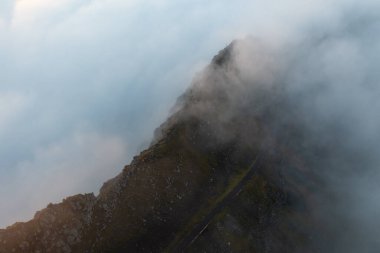 Faroe Adaları 'ndaki sis örtülü uçurumların çarpıcı hava görüntüleri, doğal güzellikleri ve dramatik manzaraları sergiliyor, seyahat temaları için mükemmel..