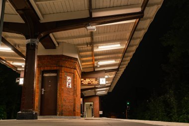 Bir Hamburg tren istasyonunun büyüleyici bir gece görüntüsü eşsiz mimarisini ve ortam aydınlatmasını gözler önüne seriyor..