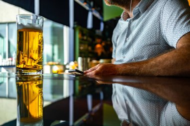 Hamburg 'da ferahlatıcı bir bira ve rahatlamış bir atmosfer içeren sıradan bir yaz sahnesi, eğlence ve keyif için mükemmel..