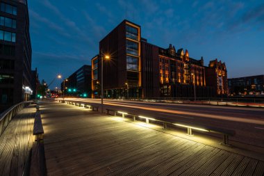 Hamburg 'da büyüleyici bir yaz akşamı modern binalarla tarihi mimari arasındaki alacakaranlık arasındaki zıtlığı gözler önüne seriyor..