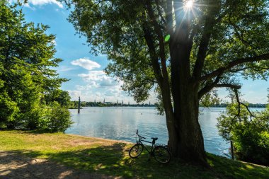 Hamburgs 'un sakin yaz manzarasını, deniz kenarında sakin bir manzarayla deneyin, doğa severler ve bisikletçiler için mükemmeldir..
