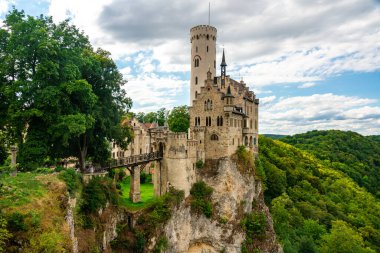 Almanya 'nın yemyeşil yeşillikleriyle çevrili tarihi bir kalenin görkemli yaz manzarasını keşfedin..