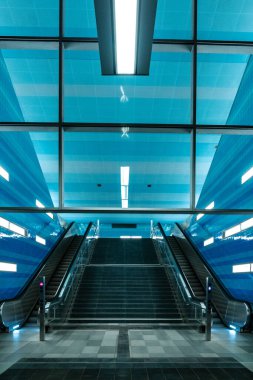 Yazın modern mimari ve mavi tonların sergilendiği Hamburg 'daki bir metro istasyonunun çarpıcı manzarası. Şehir temaları için mükemmel.