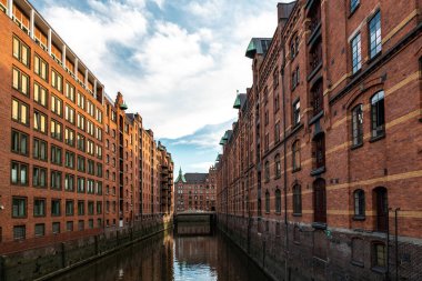 Kanal boyunca uzanan Hamburgs ikonik tuğla binalarının çarpıcı manzarası Almanya 'daki yaz güzelliklerini yansıtıyor..