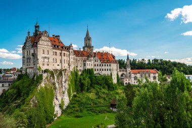 Schloss Sigmaringen 'in çarpıcı manzarası yemyeşil ile çevrili, tarihsel güzelliğini sergileyen mükemmel bir yaz günü..