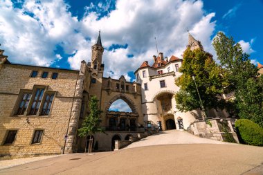 Schloss Sigmaringen 'in mimari güzelliğini bu büyüleyici yaz fotoğrafıyla tecrübe edin..