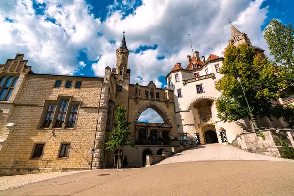 Schloss Sigmaringen 'in güzelliğini yakalayın, Almanya' nın görkemli mimarisini parlak bir yaz gökyüzüne karşı sergiliyor..