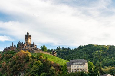 Cochem Şatosu 'nun nefes kesen yaz manzarasını keşfedin. Almanya' daki yemyeşil üzüm bağları ve yuvarlanan tepelerle çevrili..