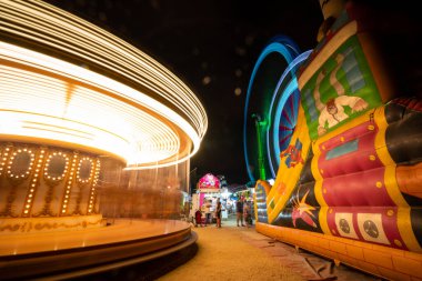 Valencia Turia Park 'ta canlı bir karnaval havası var. Atlıkarınca ve dev kaydırak sergileniyor. Aile eğlencesi için mükemmel..