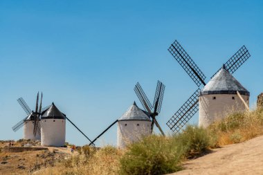 Işıl ışıl bir yaz ortamında ikonik Consuegra yel değirmenlerini yakalayın. İspanyol tarihi ve kültüründen bir kesit sergileyin..