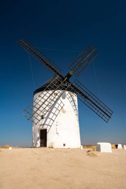 Don Kişot maceralarının sembolü olan Consuegras yel değirmenlerinin cazibesini yazın gökyüzünün altında yaşayın..