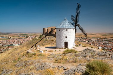 İspanya 'da tarihi bir yer olan Consuegra Yel değirmenlerini keşfedin. Don Kişot' un hikâyesinde kutlanır..