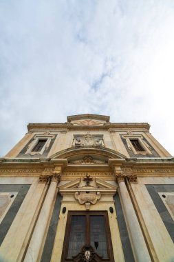 Pisa, İtalya 'nın çarpıcı mimarisini keşfedin. Karmaşık detaylar ve bulutlu gökyüzüne karşı büyüleyici bir cephe..