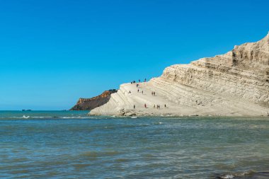 Sicilya 'daki Scala dei Turchi kayalıklarının nefes kesici manzarası, açık mavi denize karşı eşsiz beyaz kireçtaşı oluşumlarını gösteriyor..