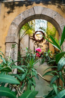 Sicilya avlusunun büyüleyici güzelliğini keşfedin. Canlı çiçeklerle süslenmiş, dingin bir atmosfer yaratıyor..