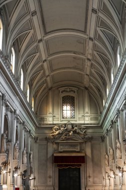 Sicilya 'daki tarihi bir kilisenin görkemli iç yüzünü keşfedin. Güzel kemerler ve karmaşık detaylar huzurlu bir atmosfer yaratır..