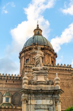 Palermo, Sicilya 'nın çarpıcı mimarisini keşfedin, büyük bir heykel ve canlı bir gökyüzüne karşı tarihi bir kubbe.