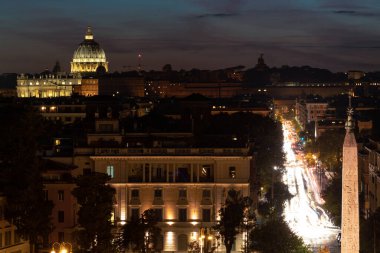 Karanlık gökyüzüne karşı aydınlatılan St. Peters Bazilikası 'nın çarpıcı gece manzarası Roma' nın özünü ve tarihi güzelliğini yansıtıyor..