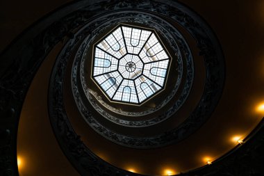 Vatikan şehrindeki sarmal merdivenlerin büyüleyici manzarası ve karmaşık tavan penceresi nefis mimari detaylar sergiliyor..