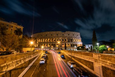 Colosseum 'un büyüleyici güzelliğini yakalayın. Roma' nın ikonik mimarisini ve hayat dolu gece hayatını gözler önüne serin..