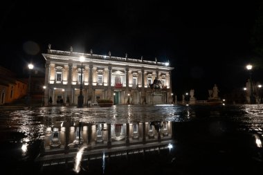 Roma 'daki Capitoline Müzesi' nin büyüleyici gece atmosferini tecrübe edin. Yağmurdan sonra güzelce aydınlatılıyor..