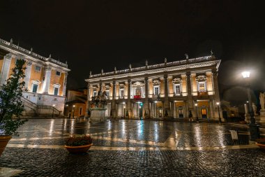 Capitoline Müzesi 'nin göz kamaştırıcı gece manzarası yumuşak ışıklarla aydınlatılan mimari güzelliklerini sergiliyor..