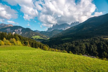 İtalyan Alpleri 'ndeki yemyeşil tepelerin ve görkemli dağların çarpıcı manzarası doğa severler ve doğa meraklıları için mükemmel..