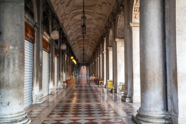 Venedik 'teki sessiz bir oyun salonunun güzelliğini keşfedin, eşsiz mimarisini ve canlı atmosferini sergileyin. Seyahat ve yaşam tarzı temaları için mükemmel.