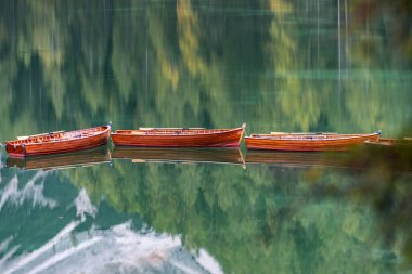 Iago di Braies 'in berrak sularında süzülen ahşap teknelerin huzurlu manzarası İtalya' nın çarpıcı manzarasını yansıtıyor..