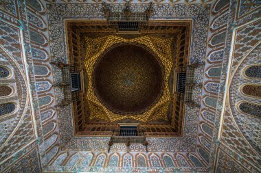 Sevilles mimarisinin nefes kesici detaylarını tecrübe edin. Karmaşık desenler ve gözü çeken bir kubbe içerir..